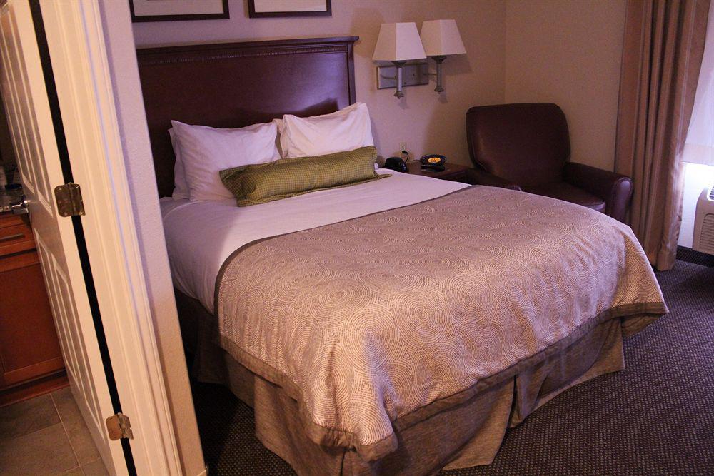 Candlewood By Ihg Deer Park